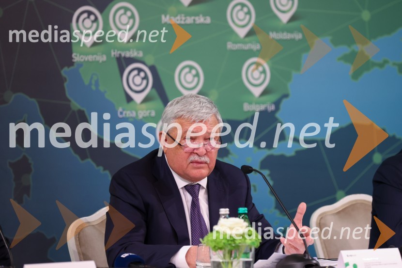  Sándor Csányi, predsednik in glavni izvršni direktor, OTP BankNova KBM postala članica skupine OTP, novinarska konferenca