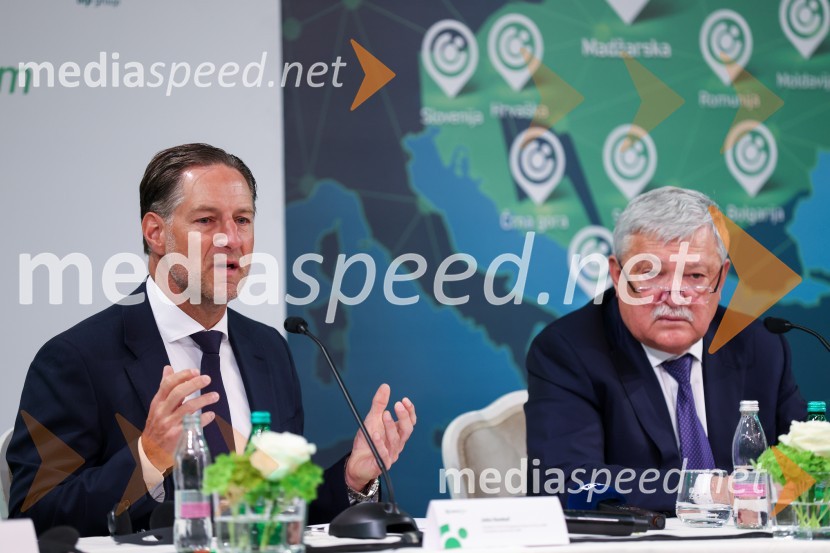  John Denhof, predsednik uprave NKBM;  Sándor Csányi, predsednik in glavni izvršni direktor, OTP BankNova KBM postala članica skupine OTP, novinarska konferenca