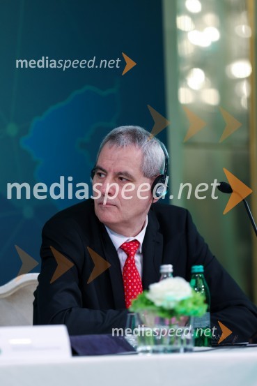  Imre Bertalan, namestnik predsednika upravnega odbora, SKBNova KBM postala članica skupine OTP, novinarska konferenca