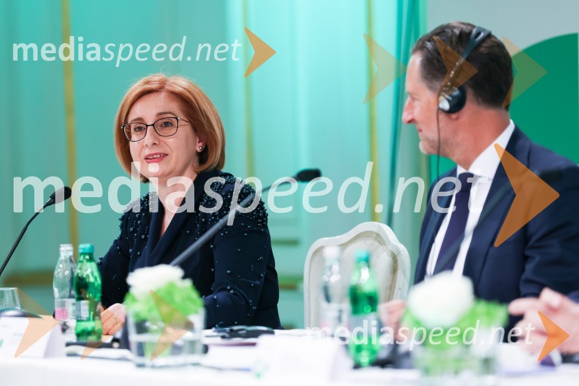 mag. Anita Stojčevska, glavna izvršna direktorica SKB;  John Denhof, predsednik uprave NKBMNova KBM postala članica skupine OTP, novinarska konferenca