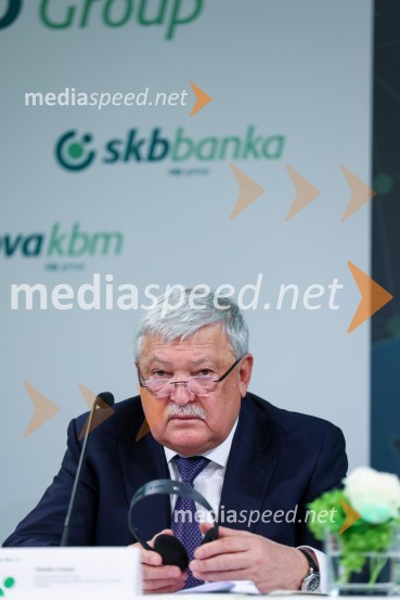  Sándor Csányi, predsednik in glavni izvršni direktor, OTP BankNova KBM postala članica skupine OTP, novinarska konferenca