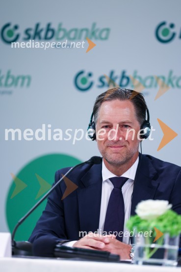  John Denhof, predsednik uprave NKBMNova KBM postala članica skupine OTP, novinarska konferenca