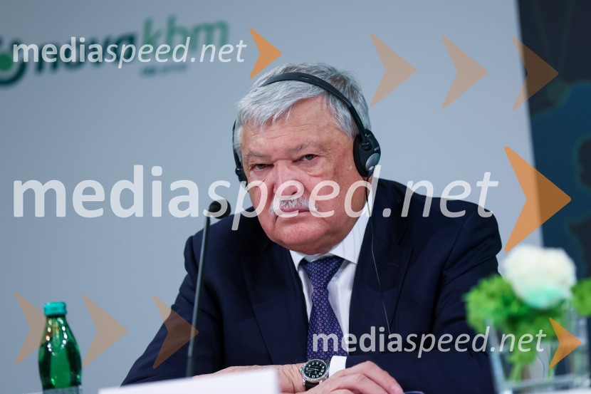  Sándor Csányi, predsednik in glavni izvršni direktor, OTP BankNova KBM postala članica skupine OTP, novinarska konferenca