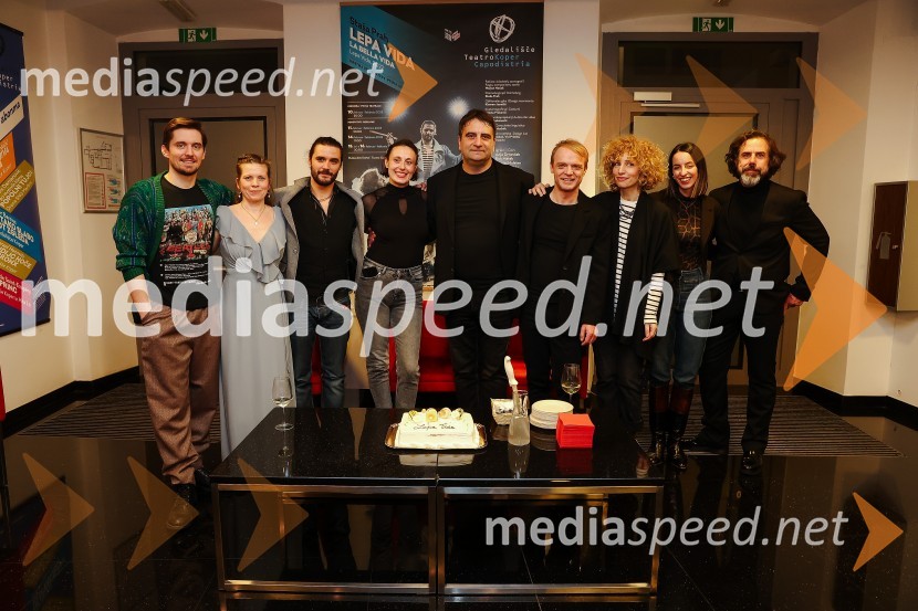  Klemen Janežič, igralec ;  Staša Prah, dramaturginja;  Blaž Popovski, igralec;  Anja Drnovšek, igralka;  Marjan  Nećak, režiser, skladatelj in scenograf;  Rok  Matek, igralec;  Jelena Proković, kostumografinja, JSP;  Saša Dragaš, asistentka kostumografinje;  Danijel Malalan, igralecLepa Vida, premiera predstave, Gledališče Koper