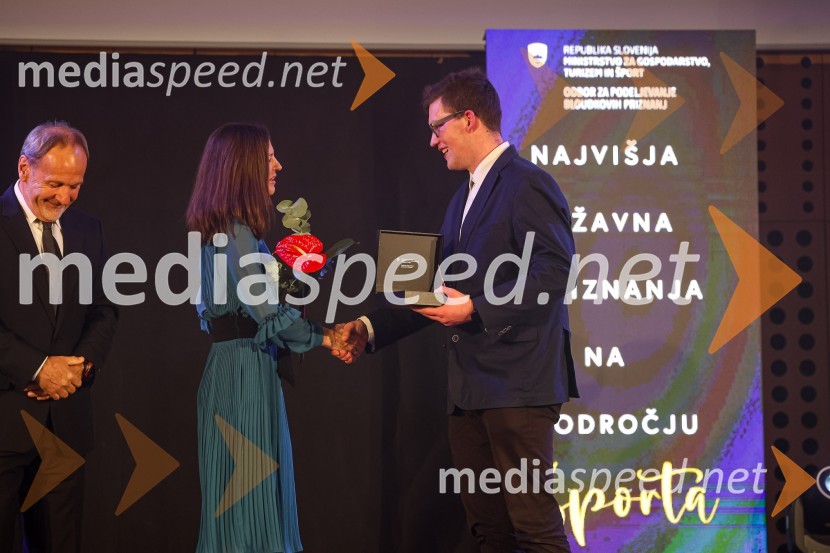  Petra Tramte,  vodja, Sektor za razvoj in programe športa;  Kristjan Čeh, atlet58. podelitev Bloudkovih priznanj za leto 2022