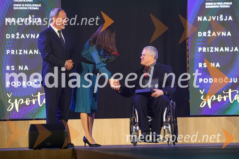  Viki Grošelj, alpinist;  Petra Tramte,  vodja, Sektor za razvoj in programe športa;  Janez Hudej, Društvo paraplegikov JZ Štajerske58. podelitev Bloudkovih priznanj za leto 2022