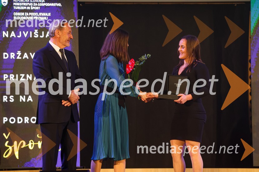  Viki Grošelj, alpinist;  Petra Tramte,  vodja, Sektor za razvoj in programe športa;  Maja Povšnar, jiu jitsu58. podelitev Bloudkovih priznanj za leto 2022