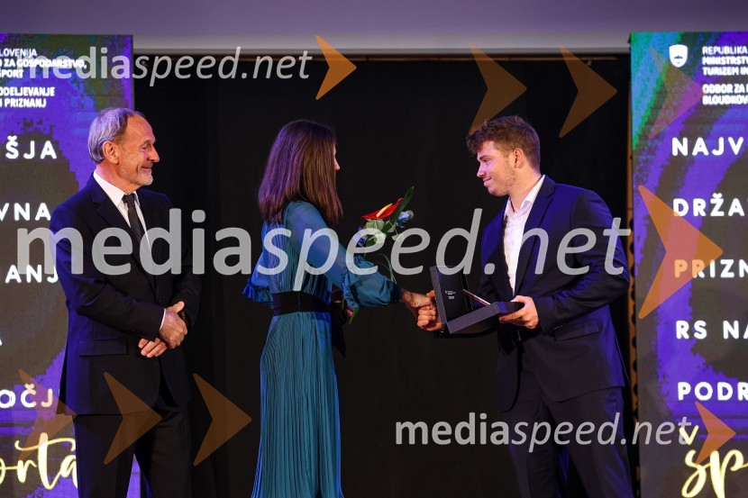  Viki Grošelj, alpinist;  Petra Tramte,  vodja, Sektor za razvoj in programe športa;  Toni Vodišek, kajter58. podelitev Bloudkovih priznanj za leto 2022