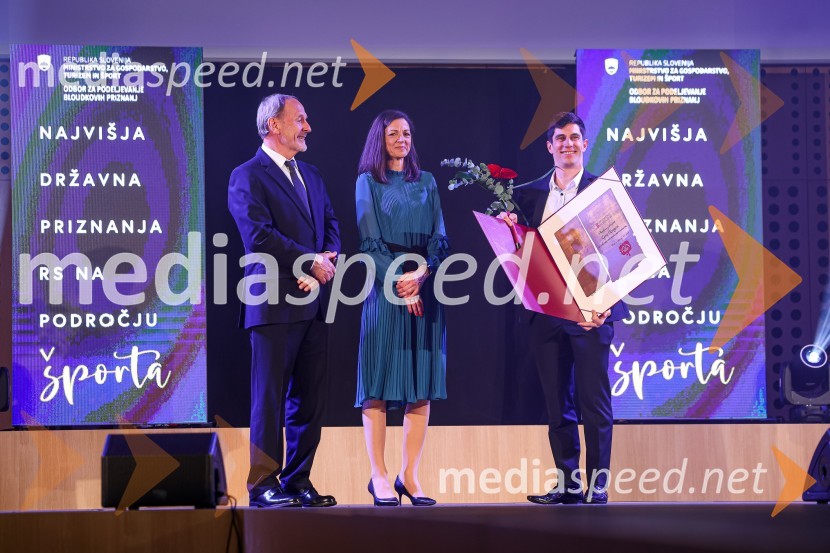  Viki Grošelj, alpinist;  Petra Tramte,  vodja, Sektor za razvoj in programe športa;  Žan Kranjec, smučar58. podelitev Bloudkovih priznanj za leto 2022