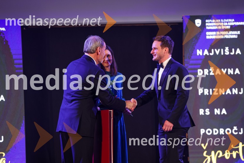  Viki Grošelj, alpinist;  Petra Tramte,  vodja, Sektor za razvoj in programe športa;  Tim  Mastnak, deskar na snegu 58. podelitev Bloudkovih priznanj za leto 2022