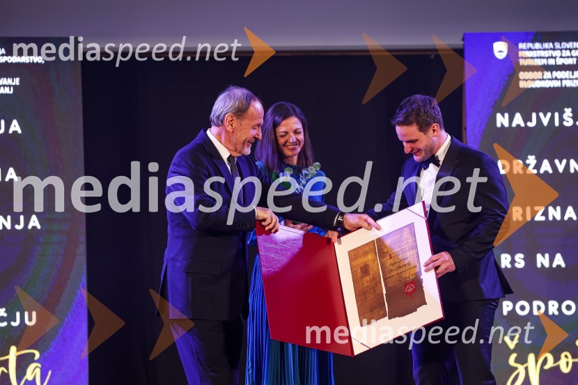  Viki Grošelj, alpinist;  Petra Tramte,  vodja, Sektor za razvoj in programe športa;  Tim  Mastnak, deskar na snegu 58. podelitev Bloudkovih priznanj za leto 2022