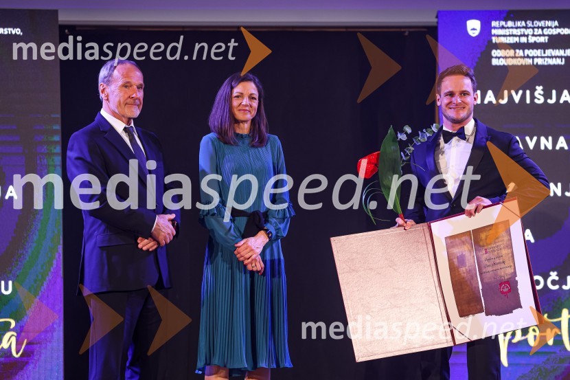  Viki Grošelj, alpinist;  Petra Tramte,  vodja, Sektor za razvoj in programe športa;  Tim  Mastnak, deskar na snegu 58. podelitev Bloudkovih priznanj za leto 2022