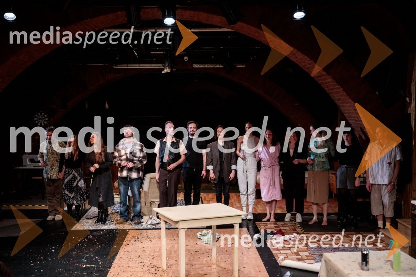  Ivan Peternelj, igralec;  ... ;  Romana Šalehar, igralka;  Stane Tomazin, igralec;  Boris  Šeparović, igralec;  Milan Ramšak Marković, dramaturg;  Daša Doberšek, igralka;  Miranda  Trnjanin, igralka;  ... ;  Nina  Ramšak Marković, režiserka;  Lara Vouk, igralka;  ... ;  Primož Bezjak, igralec, plesalecLjubimki, premiera predstave v SMG Ljubljana