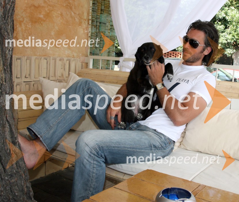 Jan Plestenjak s psičko AjoJan Plestenjak in 