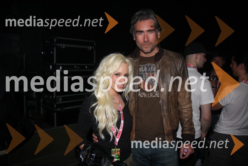  Alja Omladič - Alya, pevka;  Jan Plestenjak, pevecJan Plestenjak in 