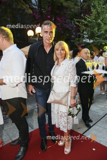  Jan Plestenjak, pevec;  Barbra Jermann, urednica revije SuzyJan Plestenjak in 