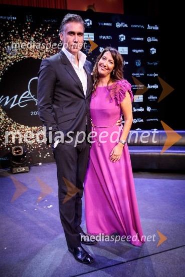  Jan Plestenjak, pevec;  Petra Kancler,  urednica revije AvenijaJan Plestenjak in 