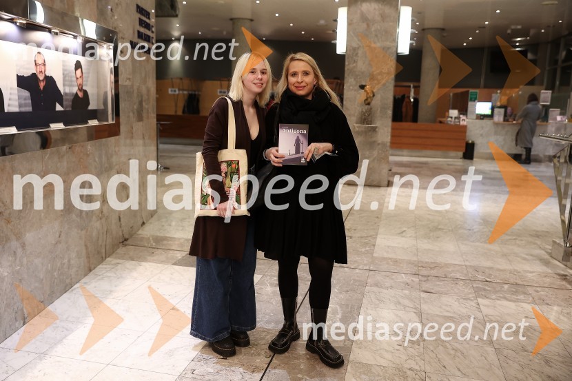  Lola Doma;  Tatjana Doma, dramaturginja SLG CeljeAntigona, premiera drame, SNG Nova Gorica