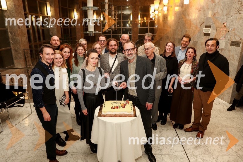  Jure Kopušar, igralec;  ... ;  ... ;  Ana  Kržišnik Blažica, dramaturginja;  ... ;  Arna  Hadžialjević, igralka;  Lara Ekar Grlj, koreografinja;  ... ;  Luka Marcen, režiser;  Andrej  Hajdinjak, oblikovalec svetlobe;  Blaž Valič, igralec;  ... ;  Bine Matoh, igralec;  Ana Janc, kostumografinja;  ... ;  ... ;  Gorazd Jakomini, igralec Antigona, premiera drame, SNG Nova Gorica