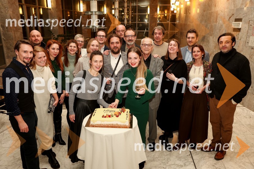  Jure Kopušar, igralec;  ... ;  ... ;  Ana  Kržišnik Blažica, dramaturginja;  ... ;  Mirjam Dernovšek;  Lara Ekar Grlj, koreografinja;  Arna  Hadžialjević, igralka;  ... ;  Luka Marcen, režiser;  Andrej  Hajdinjak, oblikovalec svetlobe;  Blaž Valič, igralec;  Lara Fortuna, igralka;  Bine Matoh, igralec;  ... ;  Ana Janc, kostumografinja;  ... ;  ... ;  Gorazd Jakomini, igralec Antigona, premiera drame, SNG Nova Gorica