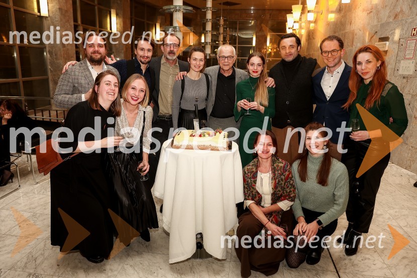  Luka Marcen, režiser;  Ana Janc, kostumografinja;  Jure Kopušar, igralec;  Lara Ekar Grlj, koreografinja;  Blaž Valič, igralec;  Arna  Hadžialjević, igralka;  Bine Matoh, igralec;  Lara Fortuna, igralka;  Gorazd Jakomini, igralec ;  ... ;  ... ;  Rok Andres, dramaturg, selektor Teden slovenske drame;  Ana  Kržišnik Blažica, dramaturginjaAntigona, premiera drame, SNG Nova Gorica