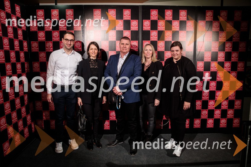  Aleš Horvat, vodja področja upravljanja blagovnih skupin, MOL Slovenija d.o.o.;  Urška Vouri, vodja marketinga in programa zvestobe, MOL Slovenija d.o.o.;  Neven Kolanović, vodja maloprodaje in marketinga, MOL Slovenija d.o.o.;   Petra Zemljič Kirbiš, strokovna sodelovka za marketing, MOL Slovenija d.o.o.;  Špela Pintar, vodja prodaje in obratovanja, MOL Slovenija d.o.oIzbran produkt leta 2023