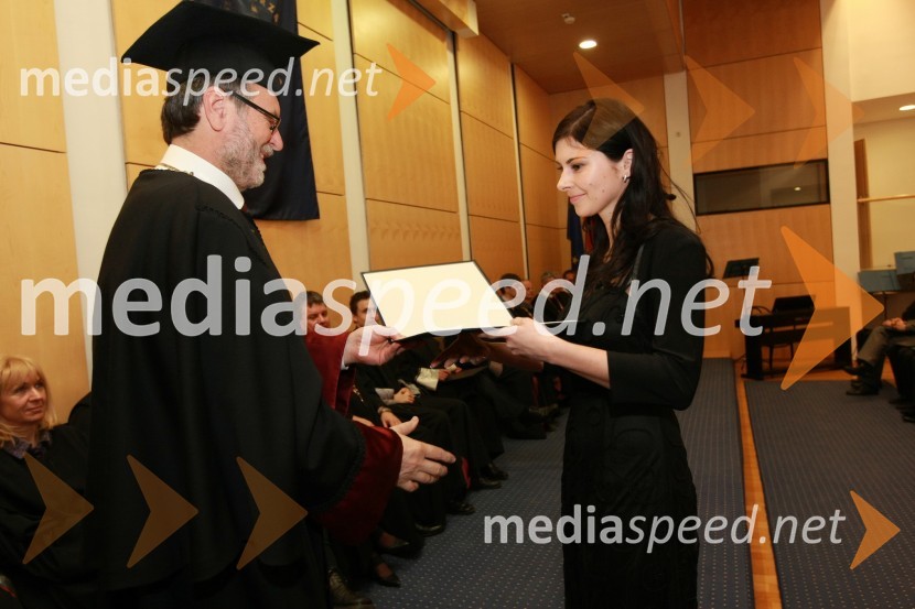 Prof. dr. Ivan Rozman, rektor Univerze v Mariboru in Katja Rančigaj, dobitnica Rektorjeve nagrade UM za leto 2008Rektorjev dan Univerze v Mariboru 2009, promocija doktorjev znanosti in podelitev nagrad