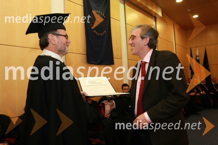 Prof. dr. Ivan Rozman, rektor Univerze v Mariboru in dr. Philip Taylor, izredni profesor (priznanje je prevzel v imenu Inštituta za referenčne materiale in meritve Združenega raziskovalnega centra Evropske komisije, dobitnikov Svečane listine UM za leto 2008)Rektorjev dan Univerze v Mariboru 2009, promocija doktorjev znanosti in podelitev nagrad