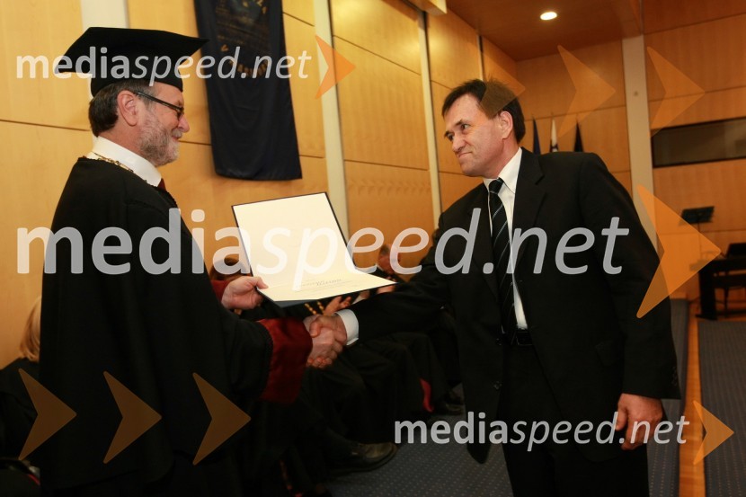 Prof. dr. Ivan Rozman, rektor Univerze v Mariboru in doc. dr. Vojko Flis, strokovni vodja Klinike za kirurgijo (priznanje je prevzel v imenu Univerzitetnega kliničnega centra Maribor, dobitnikov Svečane listine UM za leto 2008)Rektorjev dan Univerze v Mariboru 2009, promocija doktorjev znanosti in podelitev nagrad