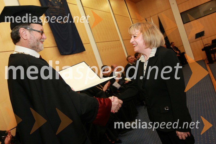 Prof. dr. Ivan Rozman, rektor Univerze v Mariboru in Vlasta Pečečnik, dobitnica Bronastega ključa UM za leto 2008Rektorjev dan Univerze v Mariboru 2009, promocija doktorjev znanosti in podelitev nagrad