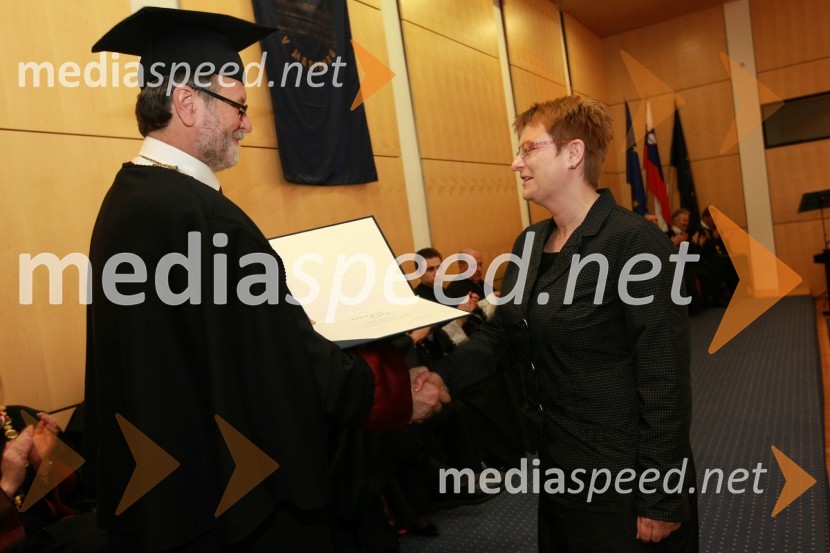 Prof. dr. Ivan Rozman, rektor Univerze v Mariboru in Nataša Knap, dobitnica Bronastega ključa UM za leto 2008Rektorjev dan Univerze v Mariboru 2009, promocija doktorjev znanosti in podelitev nagrad