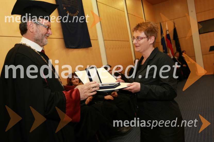 Prof. dr. Ivan Rozman, rektor Univerze v Mariboru in Nataša Knap, dobitnica Bronastega ključa UM za leto 2008Rektorjev dan Univerze v Mariboru 2009, promocija doktorjev znanosti in podelitev nagrad