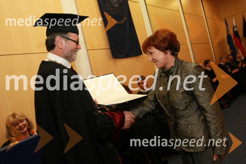 Prof. dr. Ivan Rozman, rektor Univerze v Mariboru in Milica Lahe, dobitnica Bronastega ključa UM za leto 2008Rektorjev dan Univerze v Mariboru 2009, promocija doktorjev znanosti in podelitev nagrad