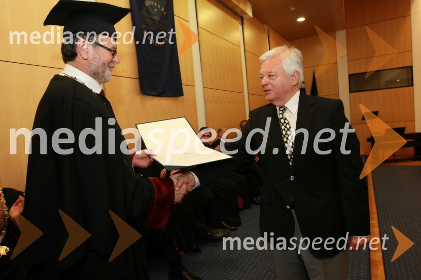 Prof. dr. Ivan Rozman, rektor Univerze v Mariboru in Marjan Premik, dobitnik Srebrnega znaka UM za leto 2008  
Rektorjev dan Univerze v Mariboru 2009, promocija doktorjev znanosti in podelitev nagrad