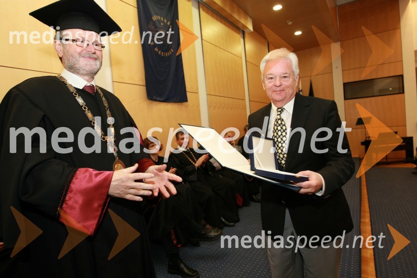 Prof. dr. Ivan Rozman, rektor Univerze v Mariboru in Marjan Premik, dobitnik Srebrnega znaka UM za leto 2008Rektorjev dan Univerze v Mariboru 2009, promocija doktorjev znanosti in podelitev nagrad