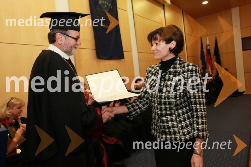 Prof. dr. Ivan Rozman, rektor Univerze v Mariboru in Zvonka Murko, dobitnica Bronastega ključa UM za leto 2008Rektorjev dan Univerze v Mariboru 2009, promocija doktorjev znanosti in podelitev nagrad