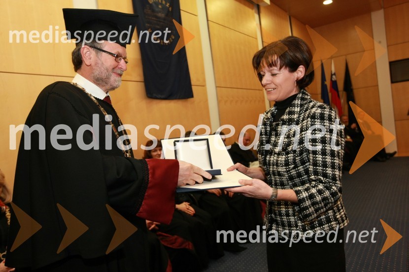 Prof. dr. Ivan Rozman, rektor Univerze v Mariboru in Zvonka Murko, dobitnica Bronastega ključa UM za leto 2008Rektorjev dan Univerze v Mariboru 2009, promocija doktorjev znanosti in podelitev nagrad