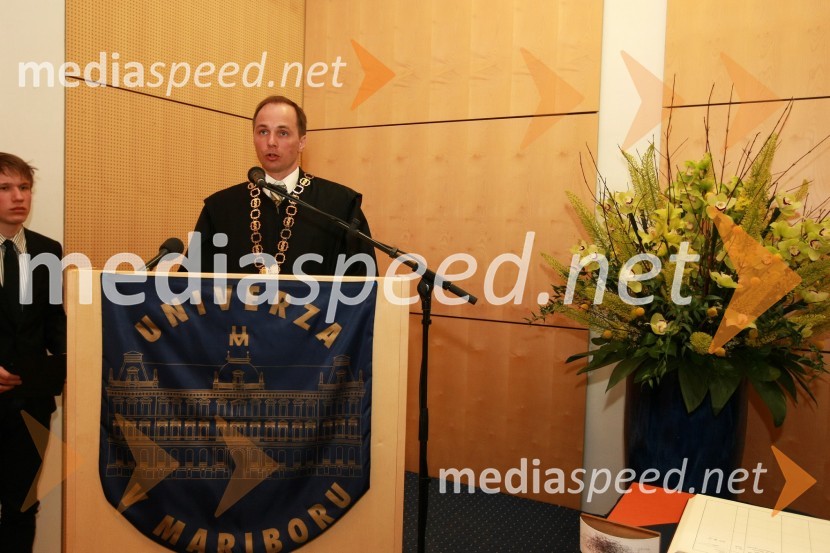 Prof. dr. Rajko Knez, dekan Pravne fakultete MariborRektorjev dan Univerze v Mariboru 2009, promocija doktorjev znanosti in podelitev nagrad