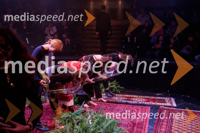  ... ;  Maruša Kink, igralka, režiserka;  Zvezdana Novaković , pevka, harfistka, igralka, performerka;  Urša Kavčič, igralka;  Nataša Keser, igralka;  ... Gorjanci, premiera, Cankarjev dom