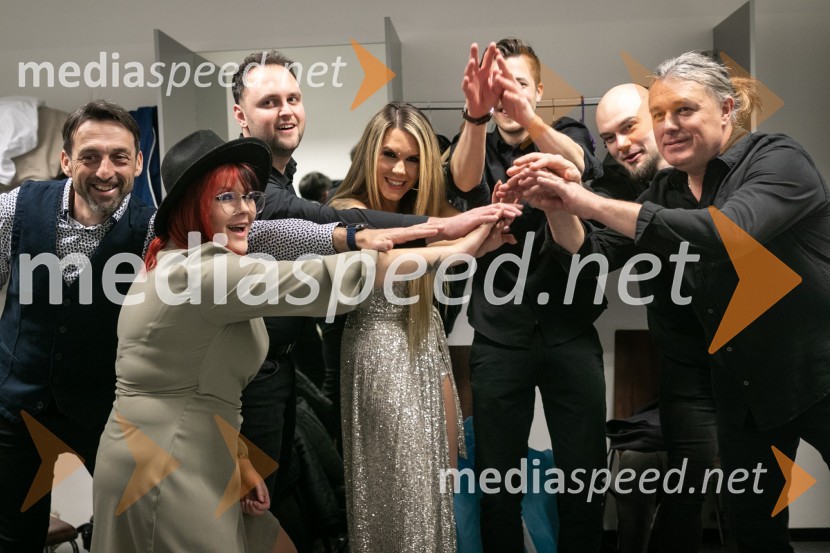 Tine Lustek, akustična kitara;  Eva Zorjan;  Robi Ciglar, klaviaturist;  Nika Zorjan, pevka;  Jaka Šinko, bobni;  Anže Babnik, električna kitara;  Janez Zorjan, bas kitaraNika Zorjan - od začetka, veliki koncert ob 10. obletnici delovanja