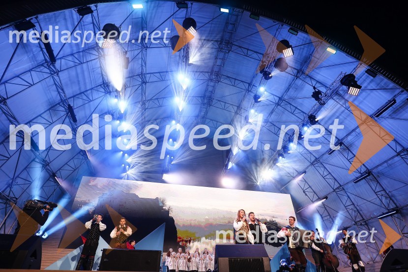  Lucija Selak, pevka, Ansambel Saša Avsenika;  Luka Sešek, pevec, Ansambel Saša Avsenika43. FIS svetovno prvenstvo v nordijskem smučanju, slovesnost ob odprtju