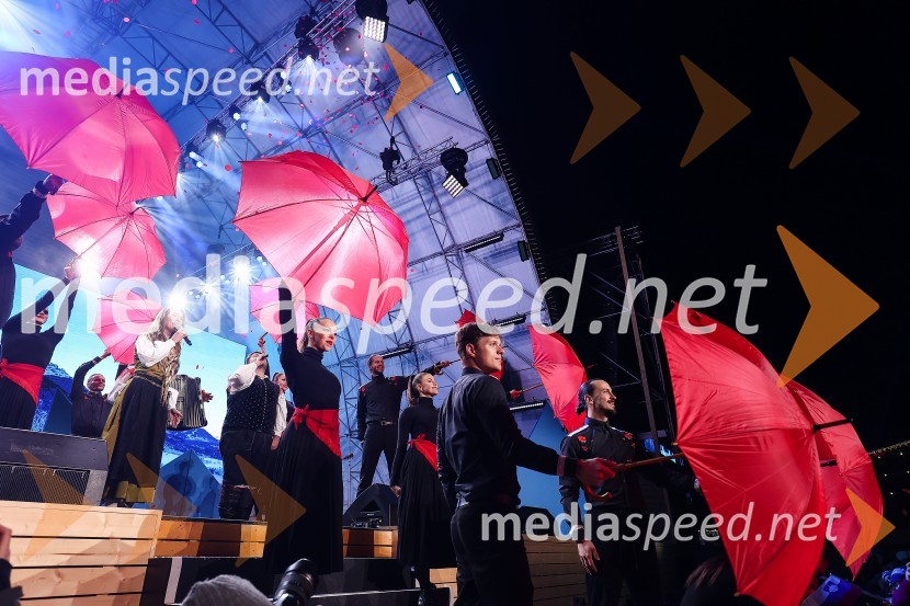  Lucija Selak, pevka, Ansambel Saša Avsenika;  Luka Sešek, pevec, Ansambel Saša Avsenika43. FIS svetovno prvenstvo v nordijskem smučanju, slovesnost ob odprtju