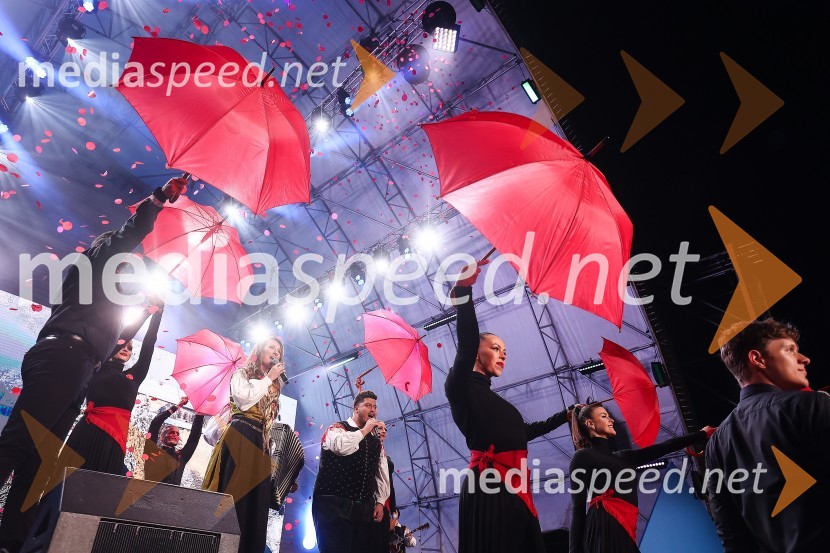  Lucija Selak, pevka, Ansambel Saša Avsenika;  Luka Sešek, pevec, Ansambel Saša Avsenika43. FIS svetovno prvenstvo v nordijskem smučanju, slovesnost ob odprtju