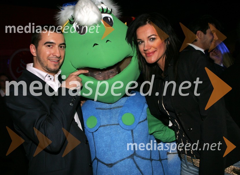 Marko Potrč, radijski moderator, želva, maskota Zavarovalnice Maribor in Rebeka Dremelj, Miss Slovenije 2001 in pevkaSRF - Slovensi radijski festival 2005