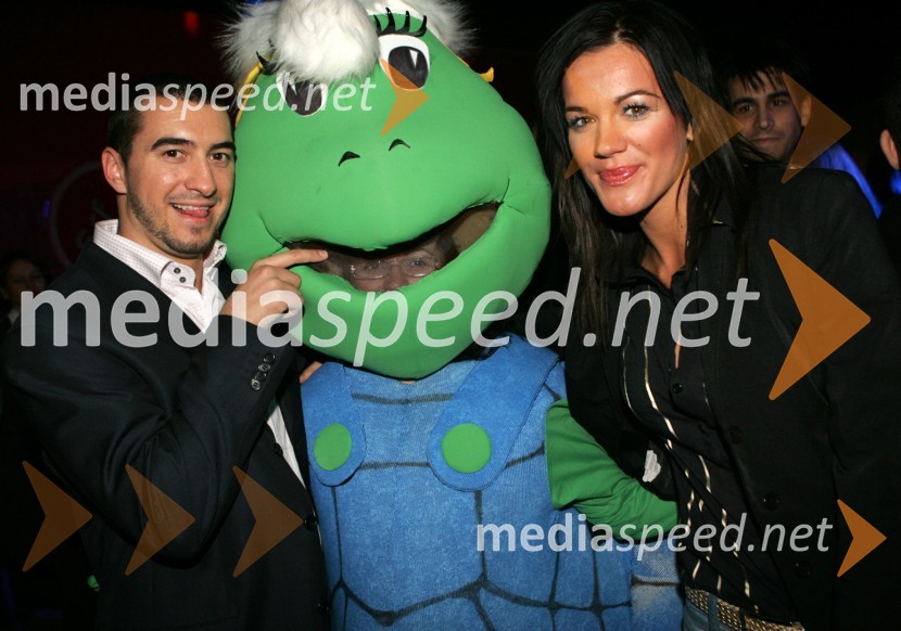 Marko Potrč, radijski moderator, želva, maskota Zavarovalnice Maribor in Rebeka Dremelj, Miss Slovenije 2001 in pevkaSRF - Slovensi radijski festival 2005