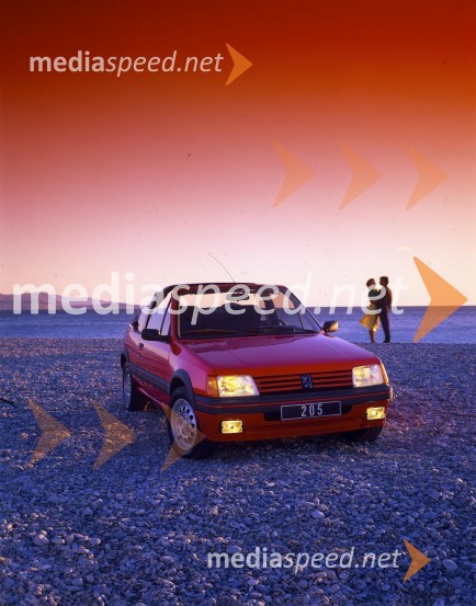 PEUGEOT 205 praznuje 40. rojstni dan: s privlačnostjo prežeta magična številka!