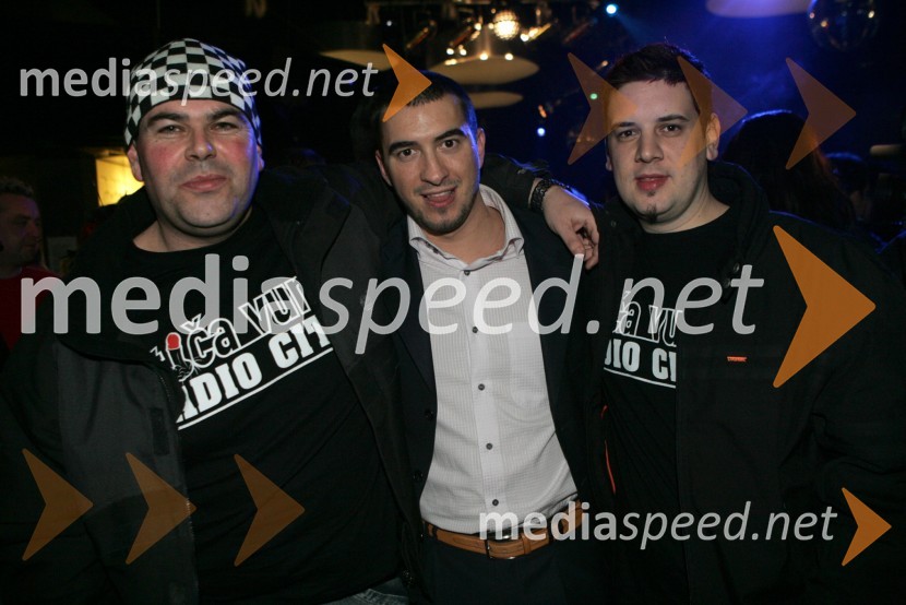 Matjaž Šalamun - Šalca in Tine Križanič, člana Reporterja Milana in Marko Potrč, radijski moderator (na sredini)SRF - Slovensi radijski festival 2005