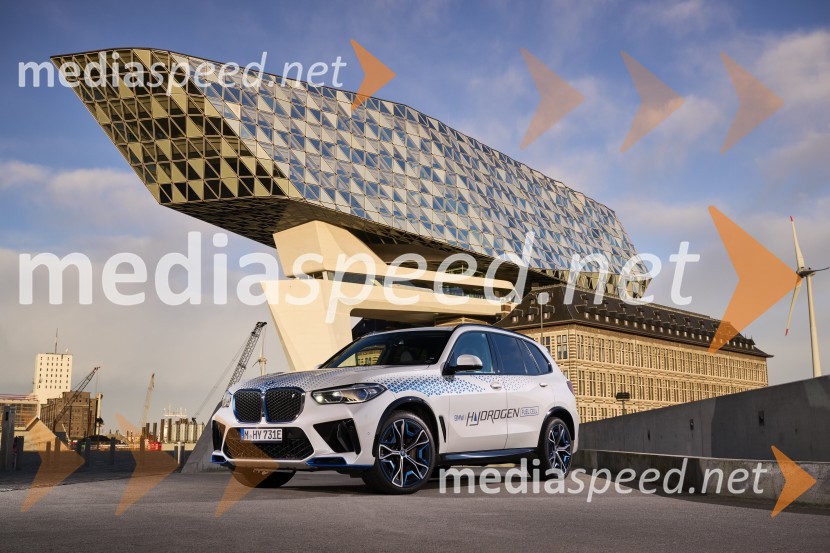 BMW Group začenja s testiranjem pilotne flote BMW iX5 Hydrogen
