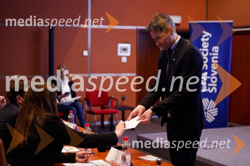  Tatjana Bojkovska, CFA, CAIA, CIPM;  Bojan Ivanc, CFA, CAIA, član upravnega odbora društva CFA Slovenija in glavni ekonomist Analitike GZS, lokalni koordinator CFA Research Challenge 2022CFA Research Challenge Local finals 2022/2023