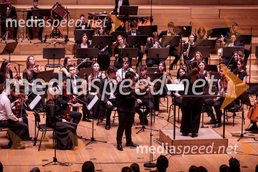  Robert Lakatoš, violina;  Živa Ploj Peršuh, dirigentkaSlovenski mladinski orkester, 6. zimski festival 2023